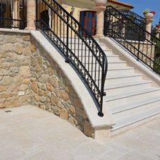 gr-c-terrasse-aus-kalkstein-römischer-verband-stufen