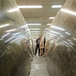 The guests are amazed by the large granite slabs in the large slab hall.