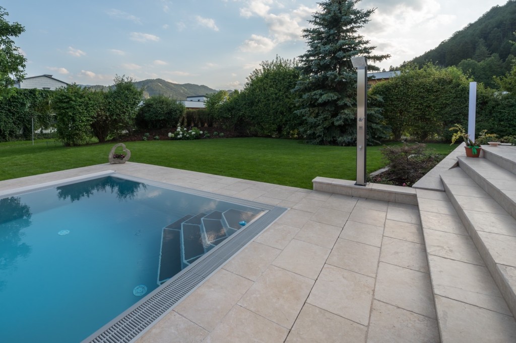 Hartkalkstein Naturstein levante Crema antik Terrassenplatten mit Pool
