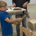 Chiselling and hammering yourself in the SCHUBERT STONE stonemason workshop