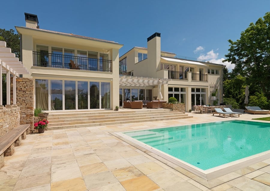 Bordo piscina e pavimento in pietra naturale Casa dell'architetto
