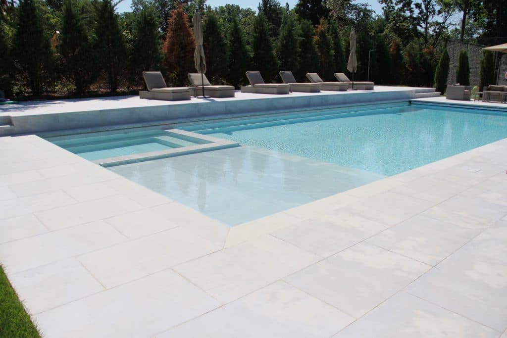 Steinplatten für Terrasse und als Pool Randstein Grigio Nuvolato in grau
