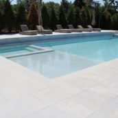 Steinplatten für Terrasse und als Pool Randstein Grigio Nuvolato in grau