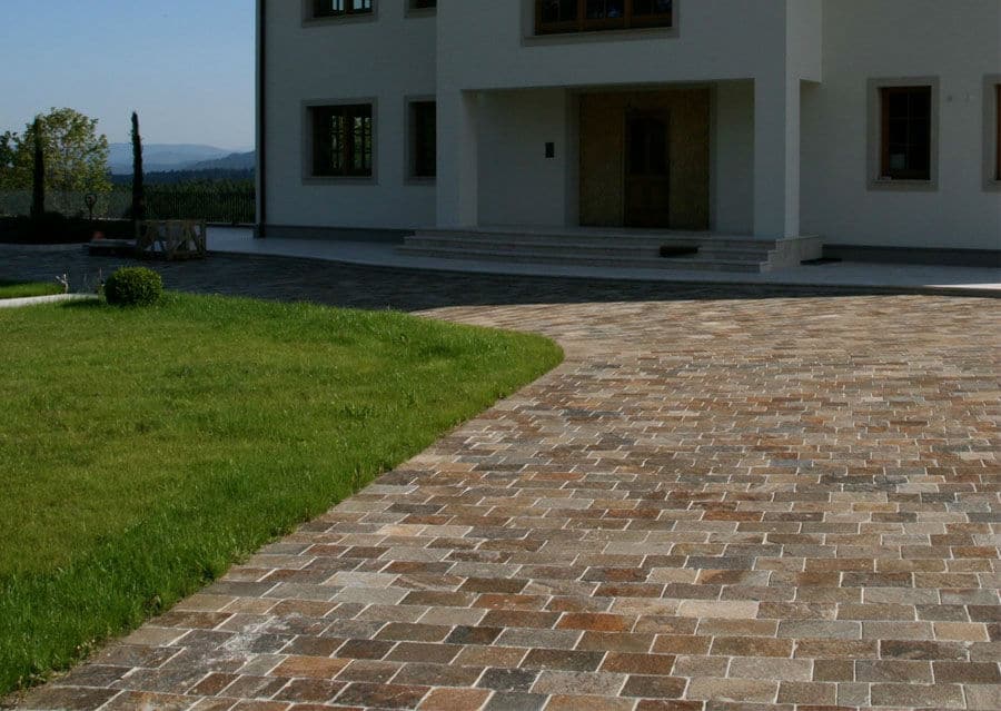 Gneiss driveway paving