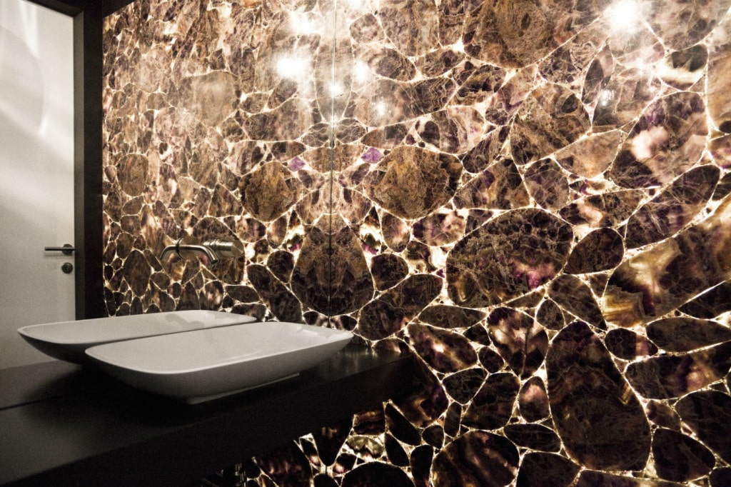 Baño de lujo con revestimiento de pared en losa de piedra preciosa amatista retroiluminada