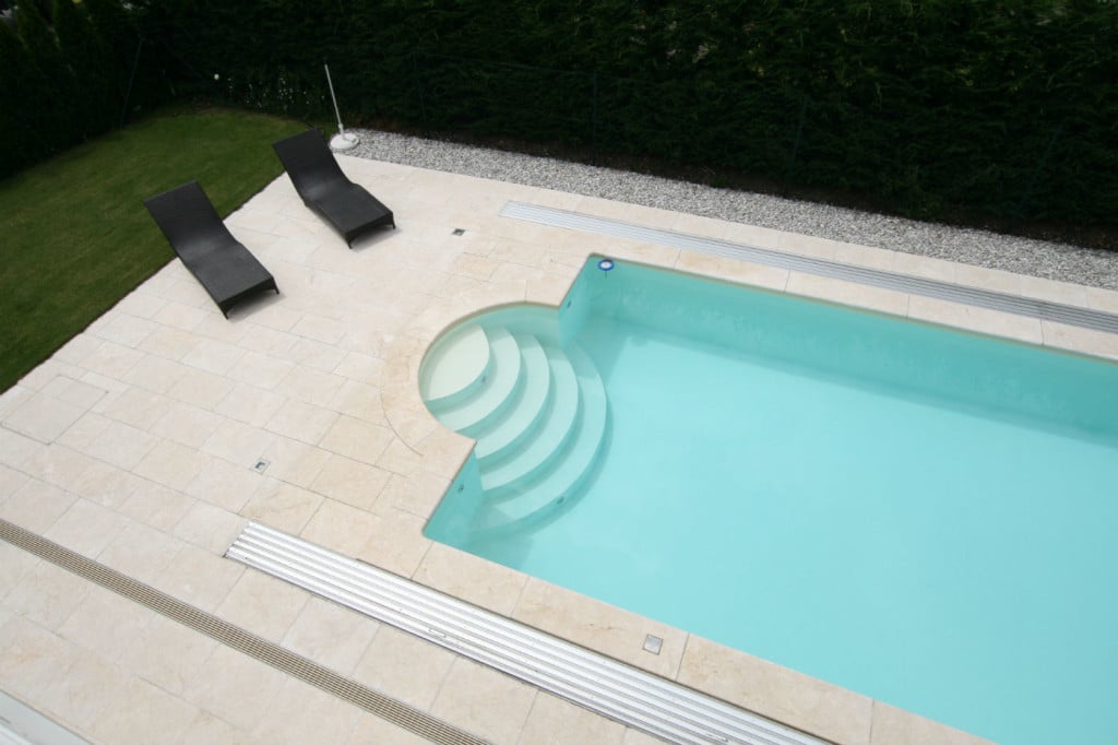 Pietra naturale calcarea dura Levante Crema Terrazza con piscina