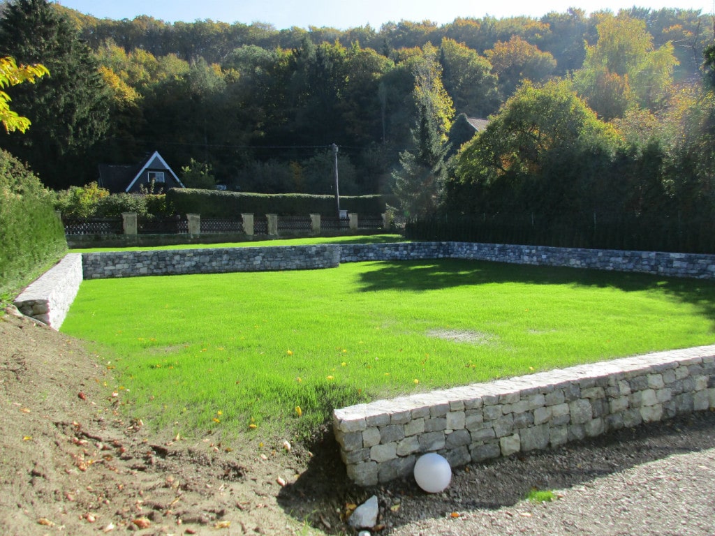 Kalkstein grau Bruchsteinmauer Garten
