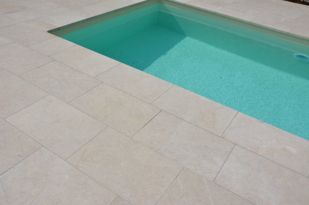 Borde de piscina Levante Crema con chorro de arena de color reducido de 40,6x61cm con barra redonda
