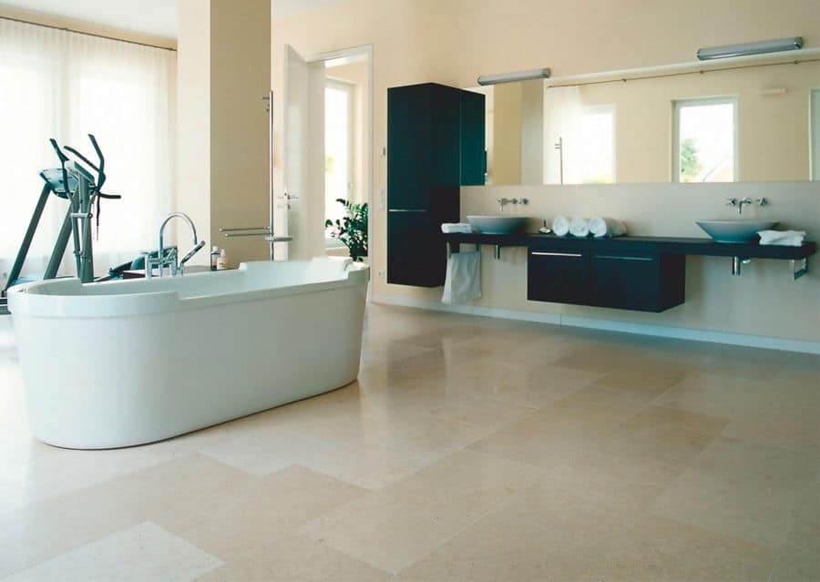 Suelo de piedra natural caliza clara en un baño moderno