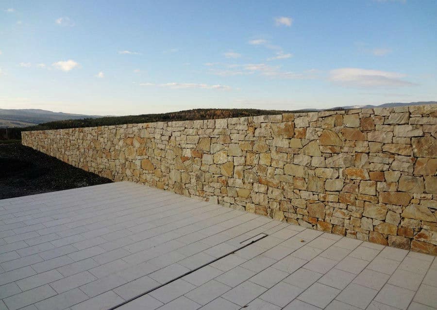 Muro di pietra di cava