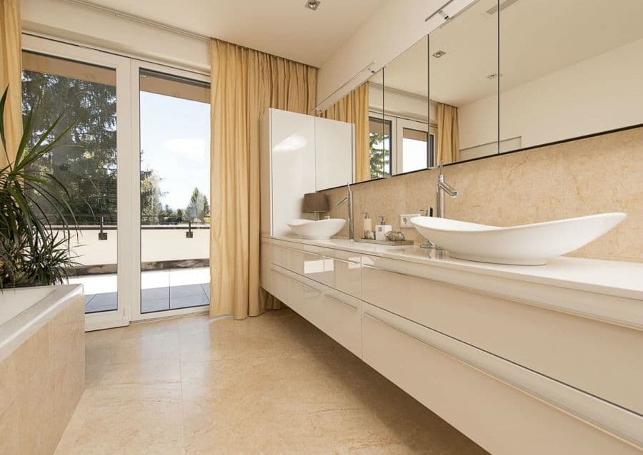 Luxusbad in beige in moderner Wohnung mit Kalkstein Levante Crema patiniert