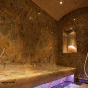 Luxusbad aus Marmor mit Dampf