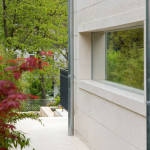 Natursteinfassade Villa mit großen Fenster
