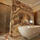 onyx-badezimmer-naturstein-luxus