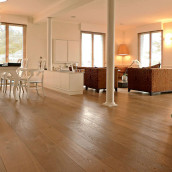 Pavimenti in legno di quercia per il soggiorno e il tavolo da pranzo