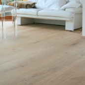 SChloss floorboards with white couch