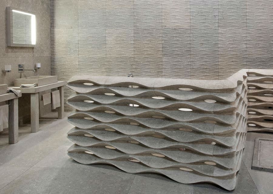 Muro di pietra di design per il bagno