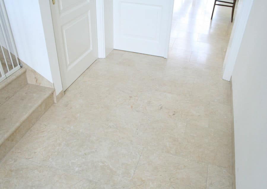 Stone floor Levante Crema patinated in beige laid in the vestibule