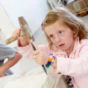 Kinder dürfen selbst hämmern in Wien