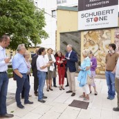Thomas Schubert zeigt Terrassenplatten