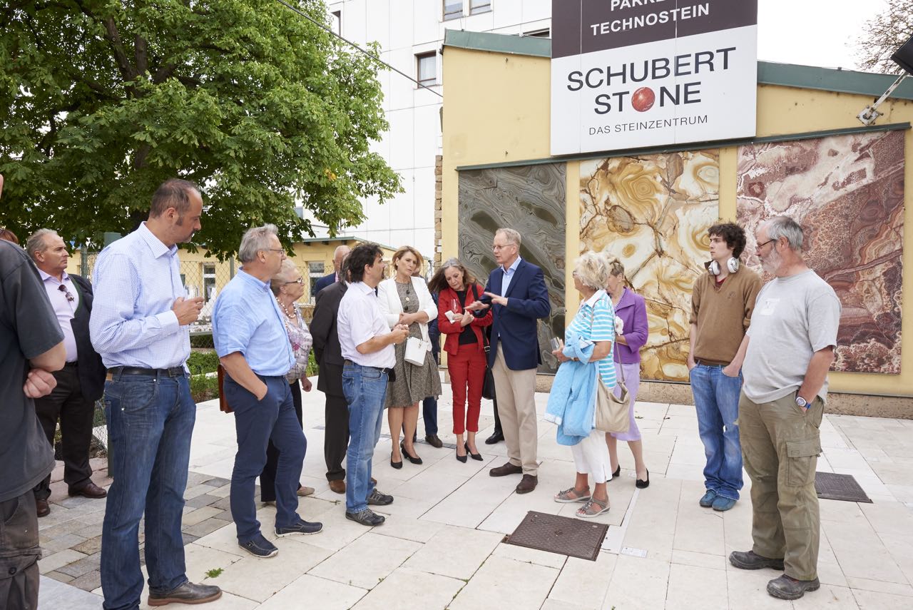 Thomas Schubert zeigt Terrassenplatten