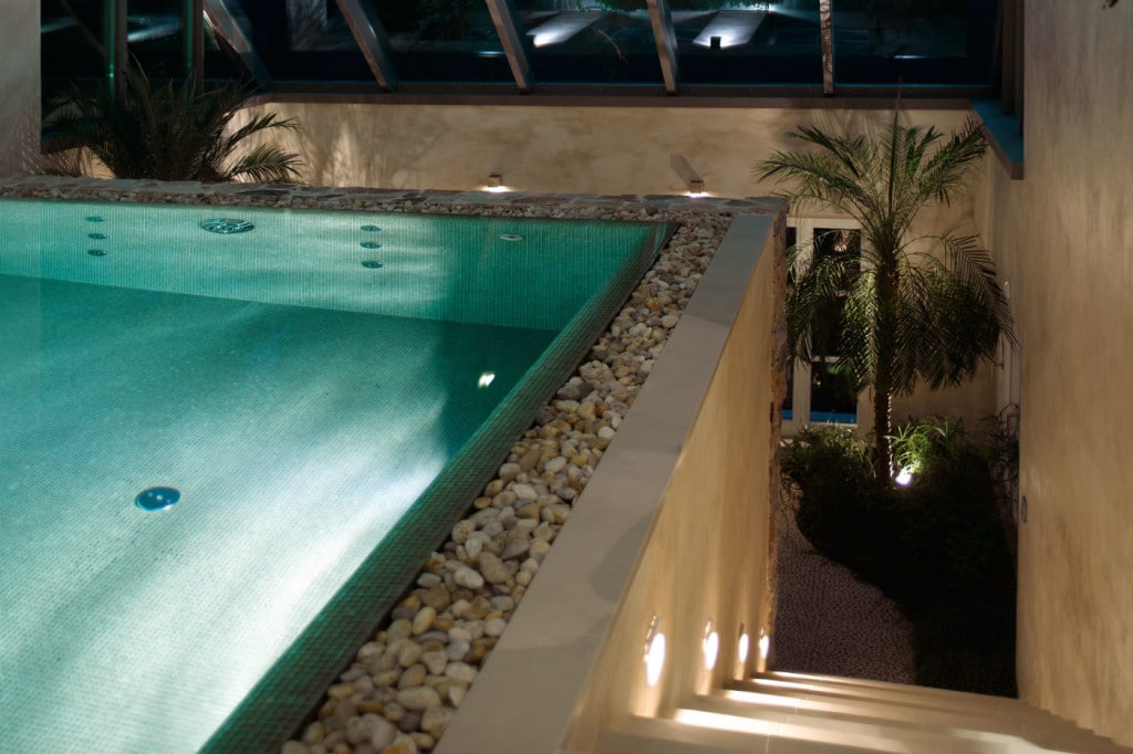 Suelo de piedra tecno, piscina interior de mosaico de vidrio