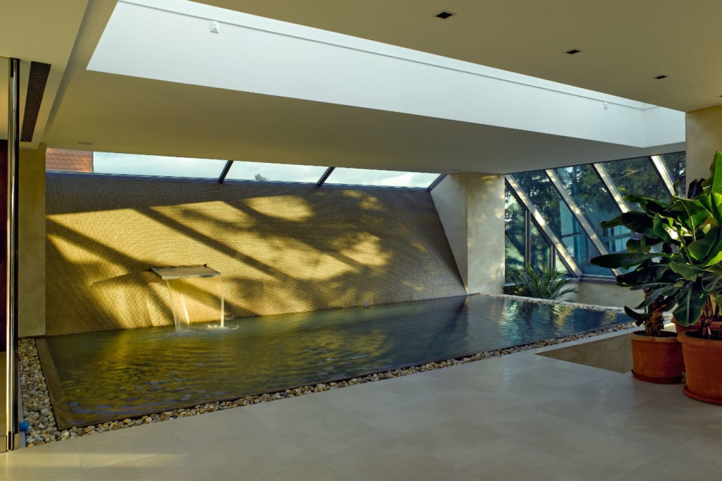 Suelo de piedra tecno, piscina interior de mosaico de vidrio