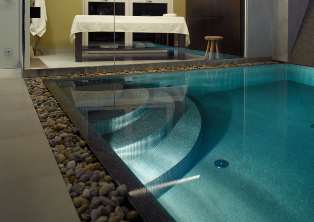Pavimento in tecno pietra, piscina interna in mosaico di vetro