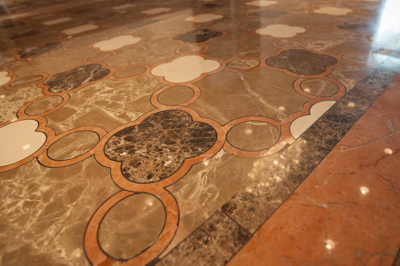 Pavimento a intarsio in pietra calcarea spagnola