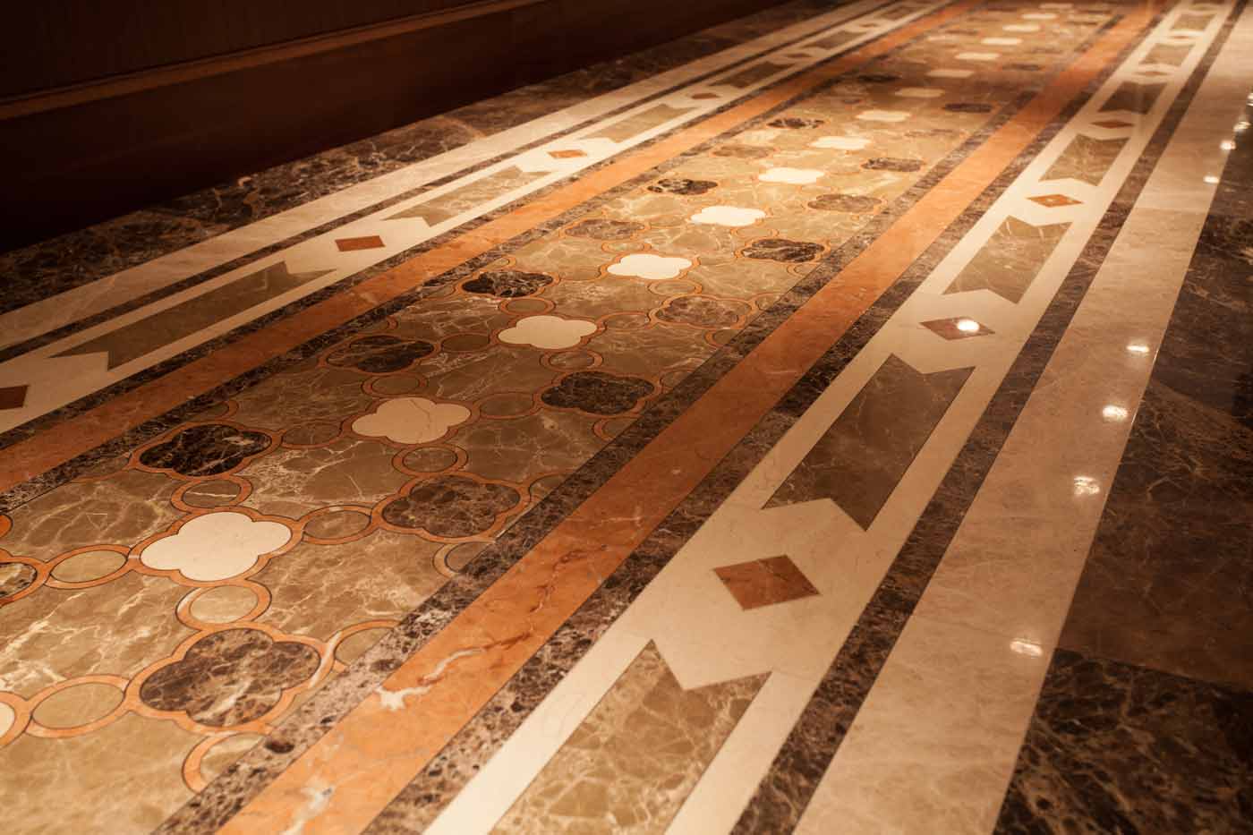 Pavimento intarsiato in pietra calcarea spagnola