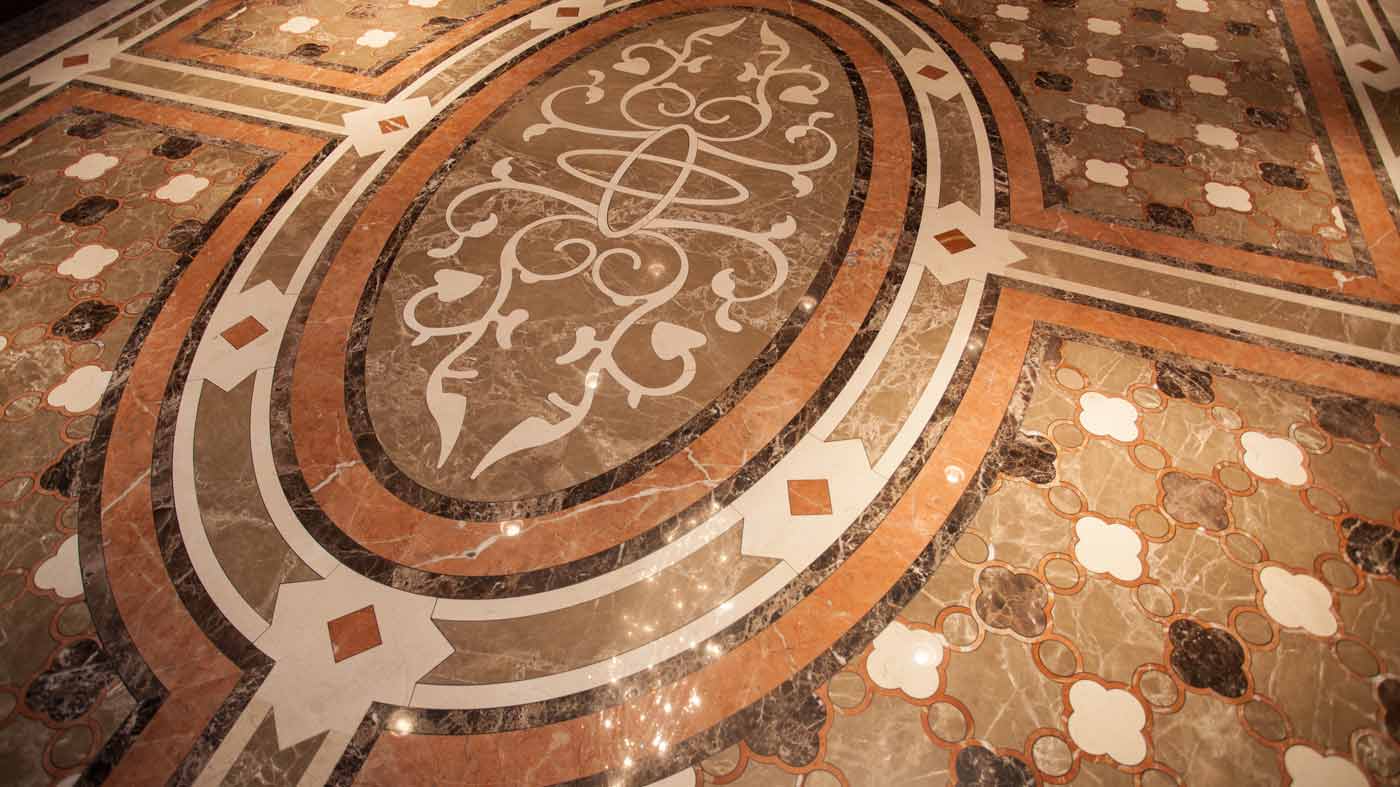 Pavimento a intarsio in pietra calcarea spagnola
