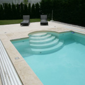 Piedras de la piscina Borde de la piscina de piedra natural colocado en la terraza