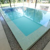 Colocación de mosaico de piedra natural en el borde de la piscina