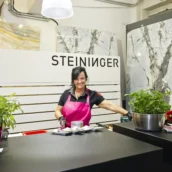 Heidi Schmerold grillt auf der Rock Air kitchen von Steininger Designers