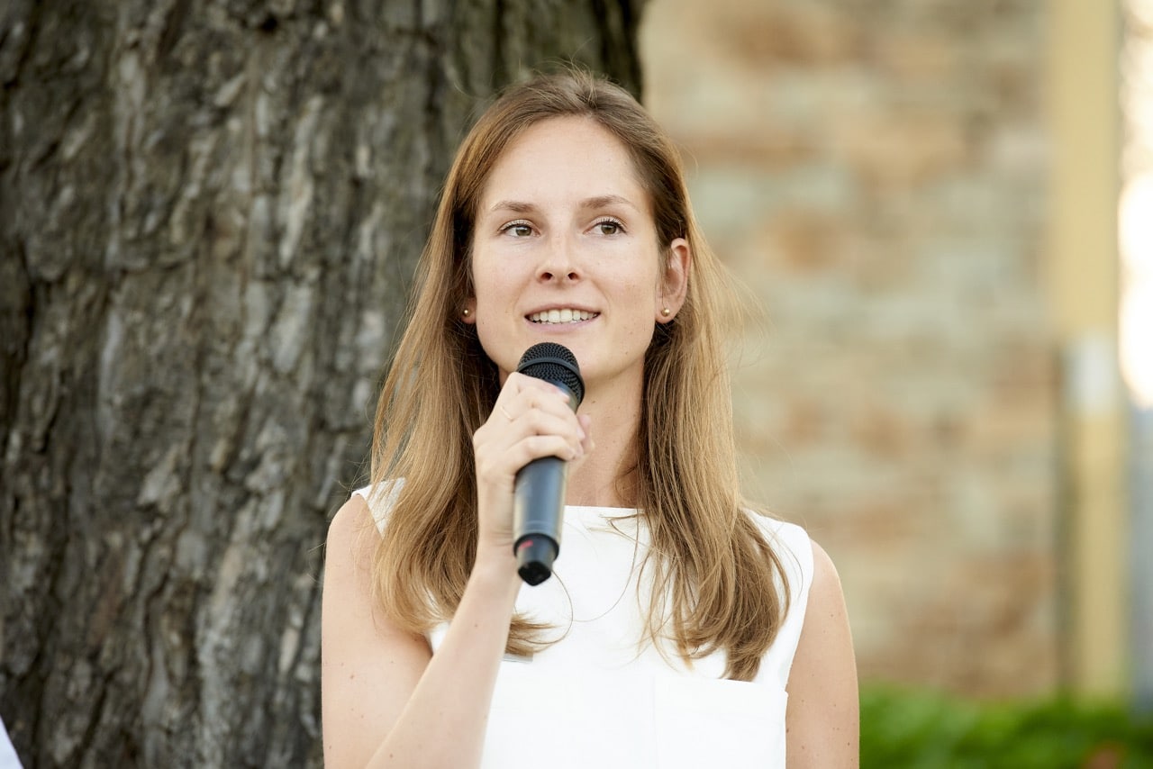 Carina Schubert bei der Moderation bei SCHUBERT STONE Steinzentrum Wien