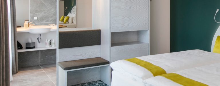Steinplatten in Badezimmer mit Blick aus Hotelzimmer im Arcotel Wien Donauzentrum