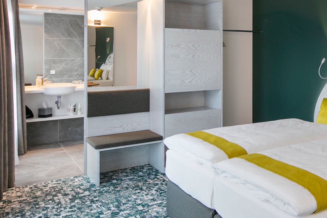 Steinplatten in Badezimmer mit Blick aus Hotelzimmer im Arcotel Wien Donauzentrum
