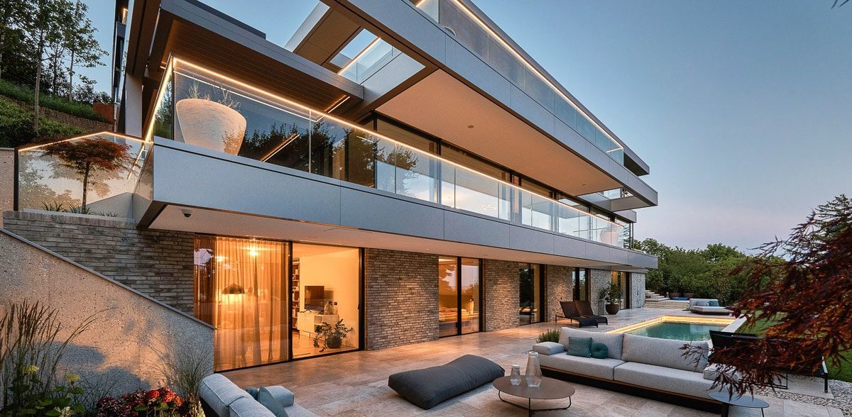 Luxus-Villa mit Naturstein-Terrasse von SCHUBERT STONE