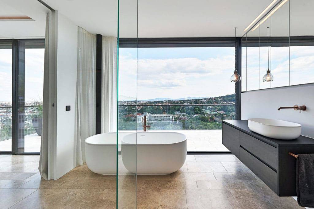 Luxus-Badezimmer mit Steinboden