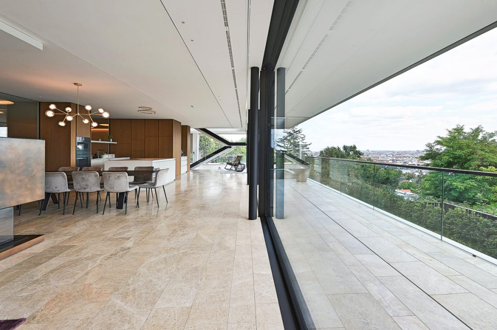 Luxus-Wohnzimmer in Wien mit Naturstein innen und außen mit Verglasung