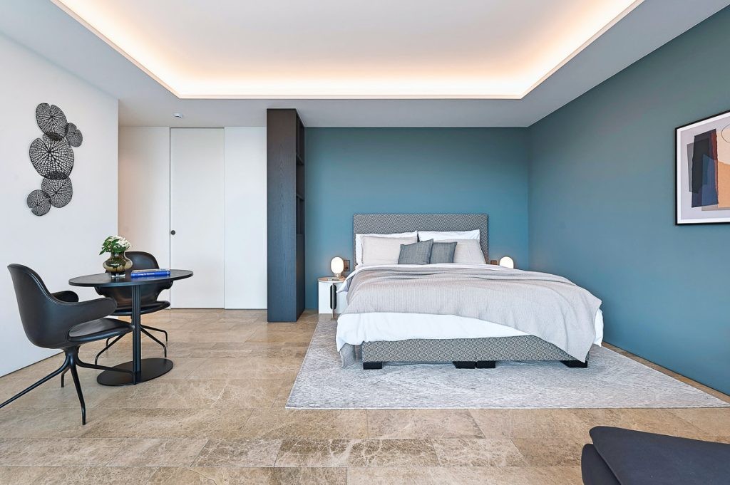 Camera da letto con pavimento in pietra naturale