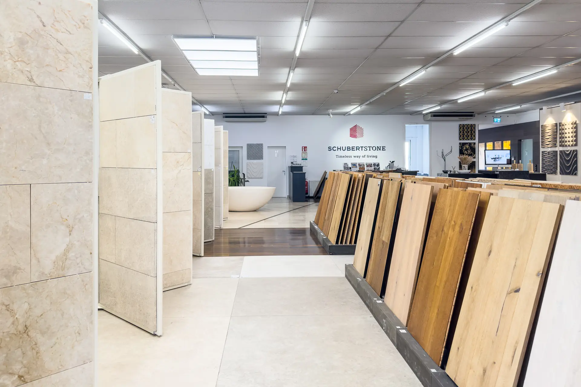 Naturstein Showroom in Wien mit Fliesen und Parkett