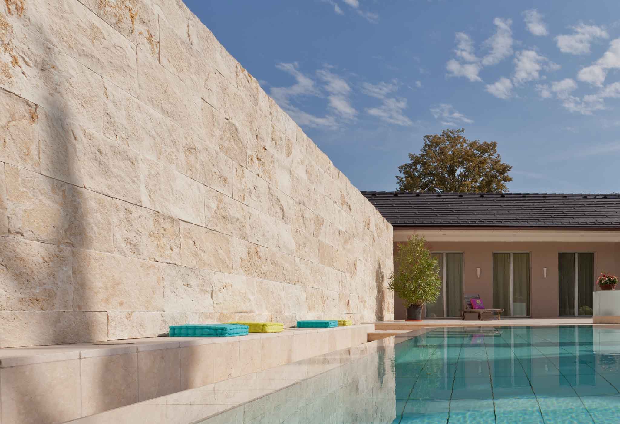 Travertin Naturstein Fassade